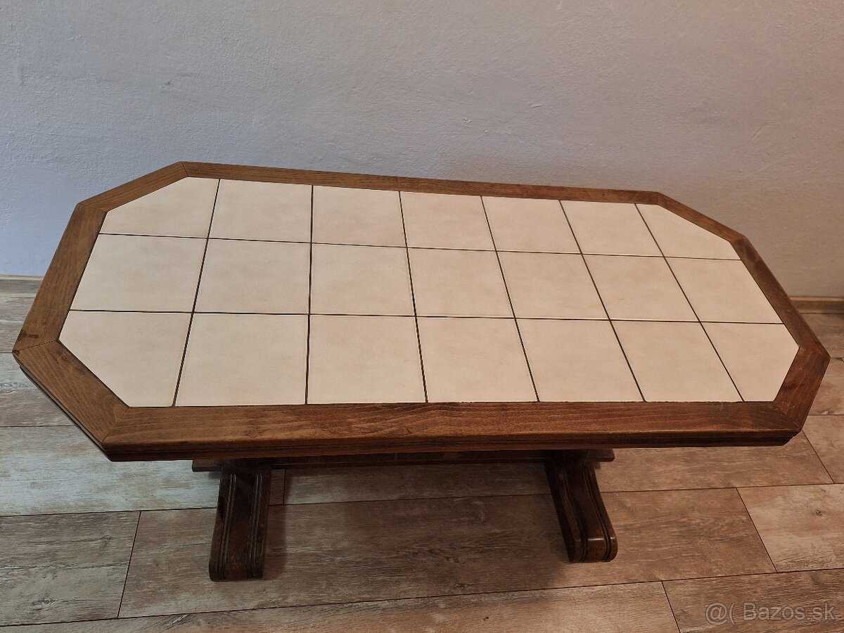 Konferencny stolik masiv s dlazdickami
