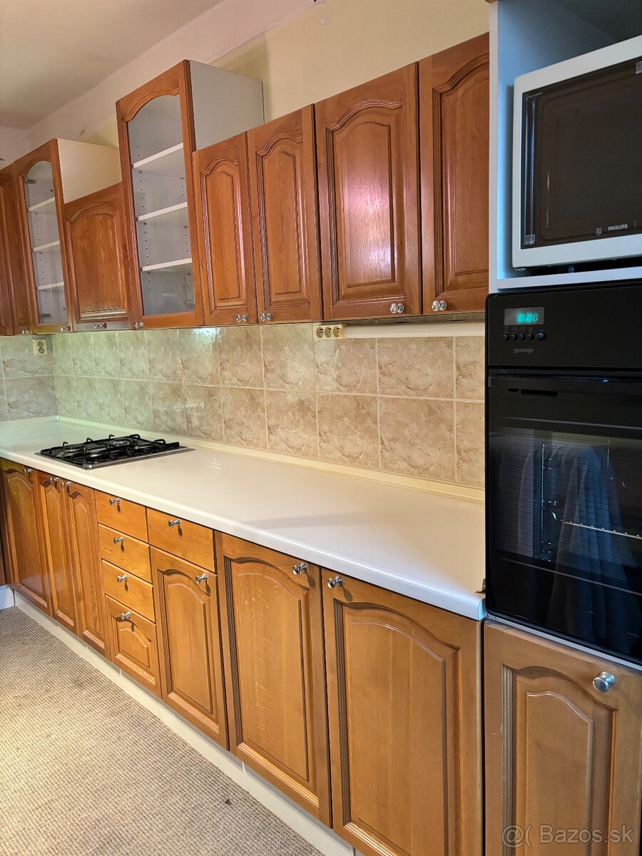 Kuchyňa z masívu so spotrebičmi