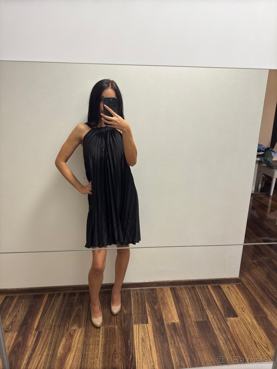 Saténové plisované šaty