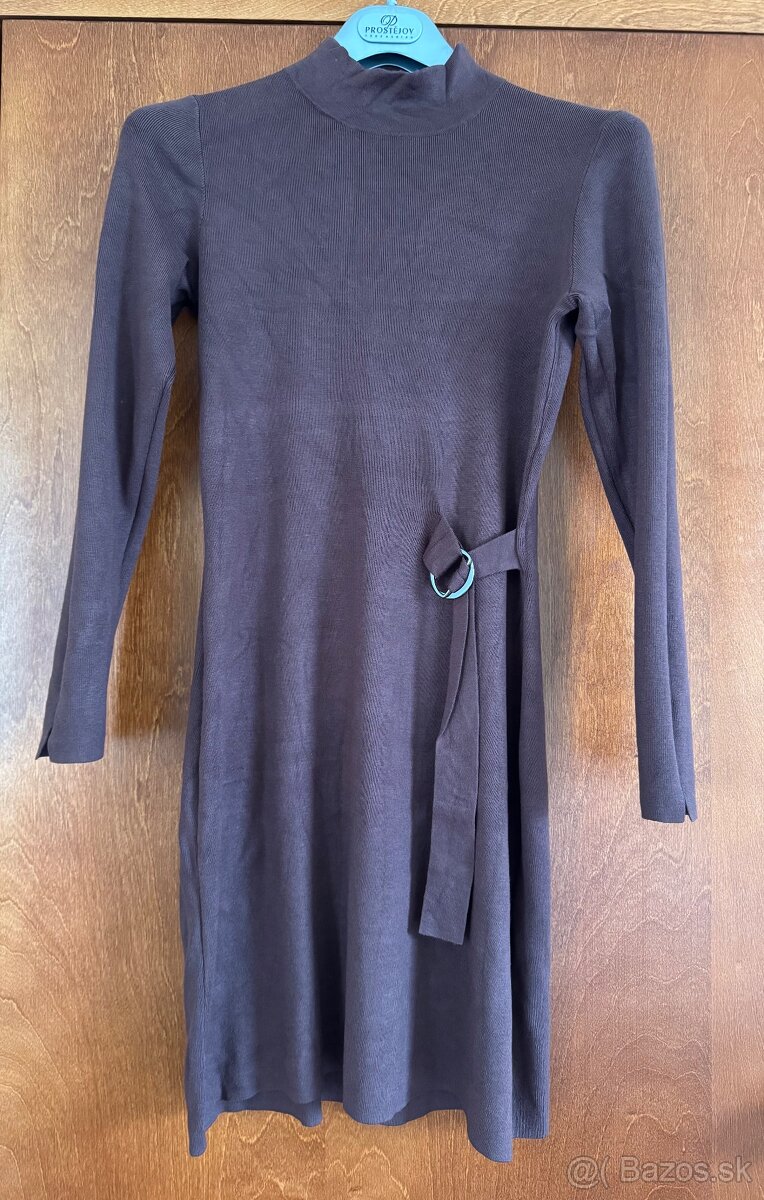 Úpletové čokoládové šaty