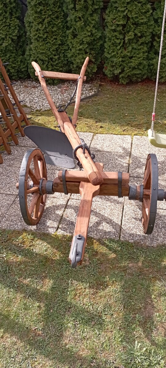 Starý drevený konský pluh 4
