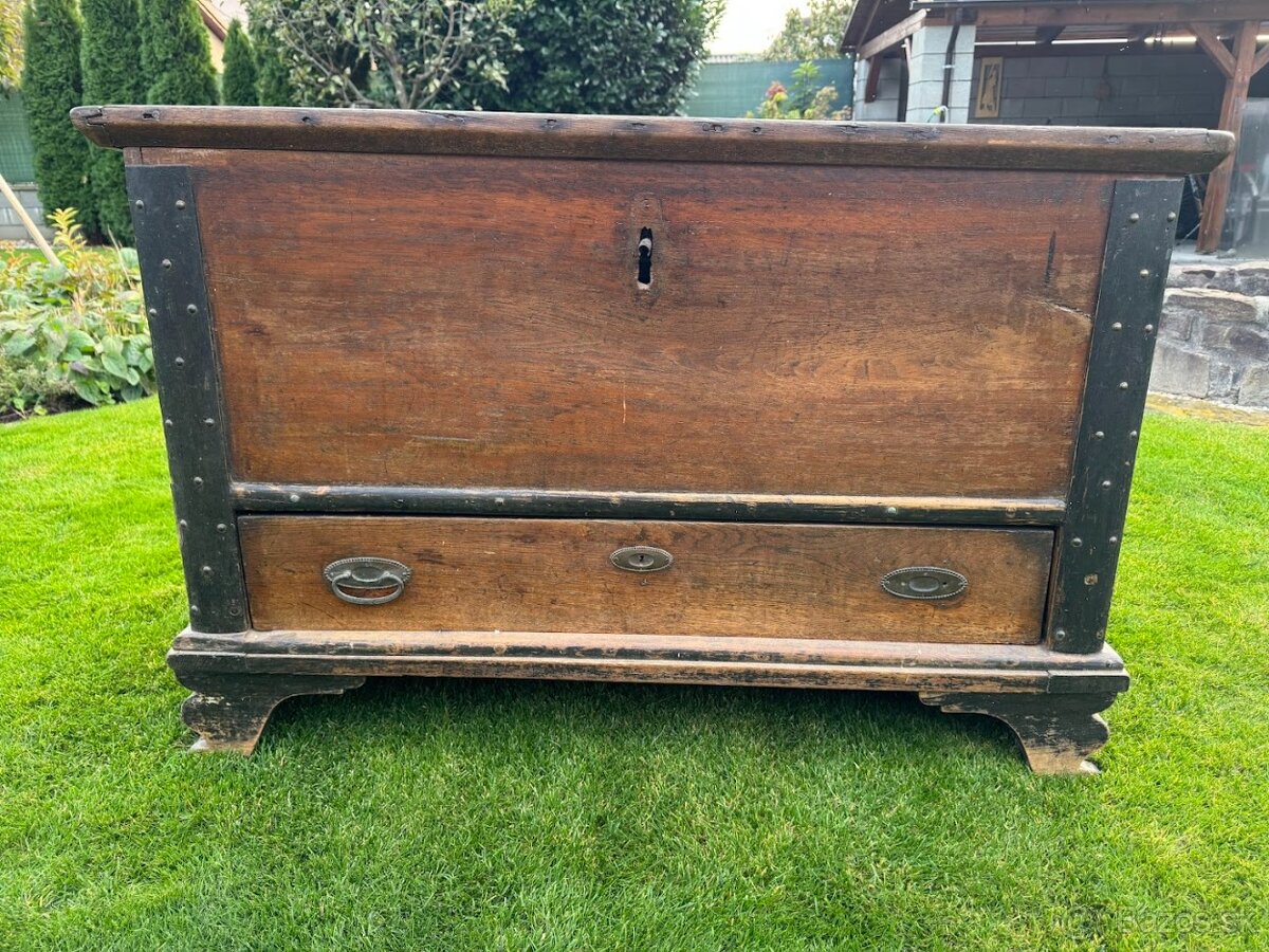 Stará drevená truhlica