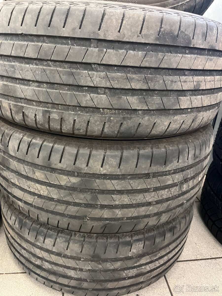 Predám 235/45R18 letné