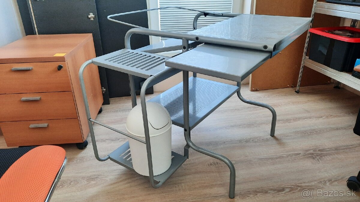 Predám kovový príručný stolík napr. na počítač a pod.