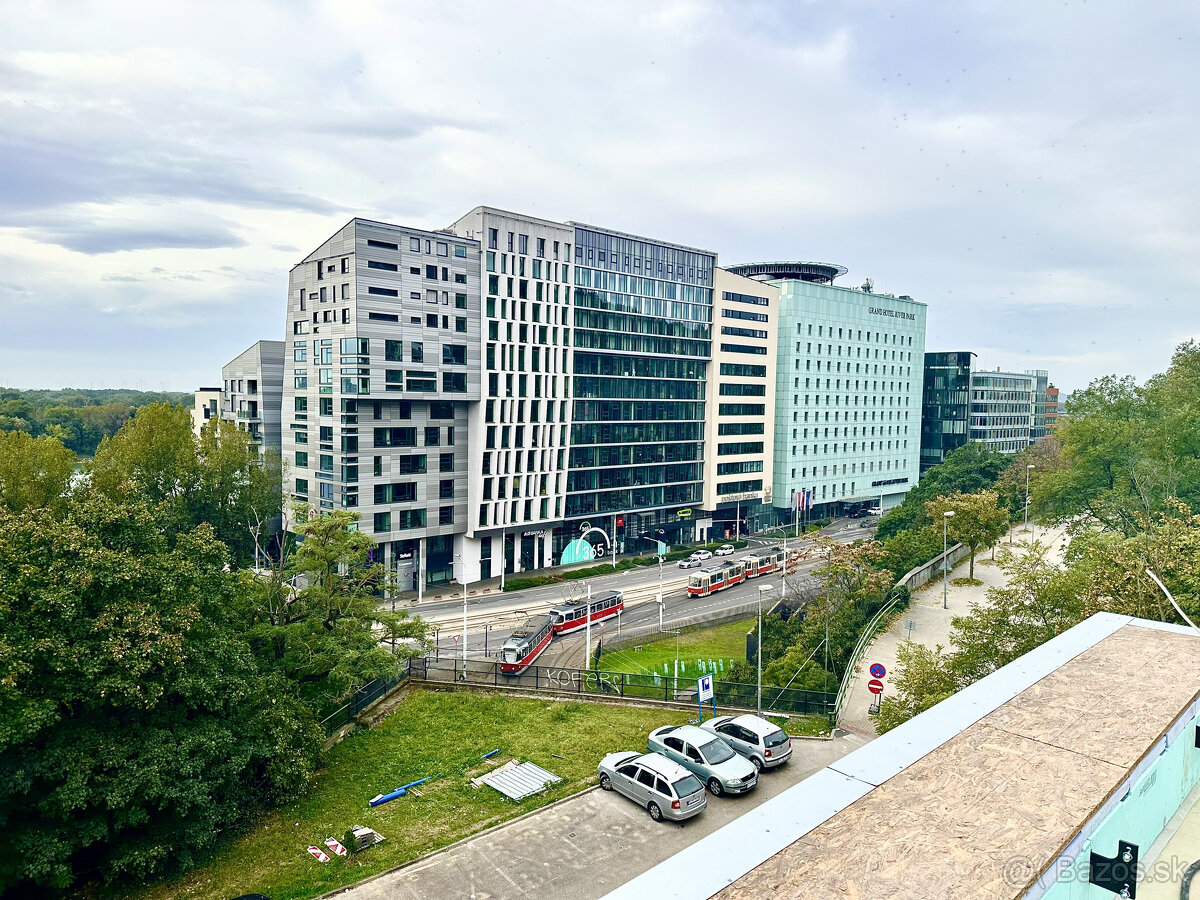 Prenájom prestížneho showroom priestoru 251m² (prízemie) na