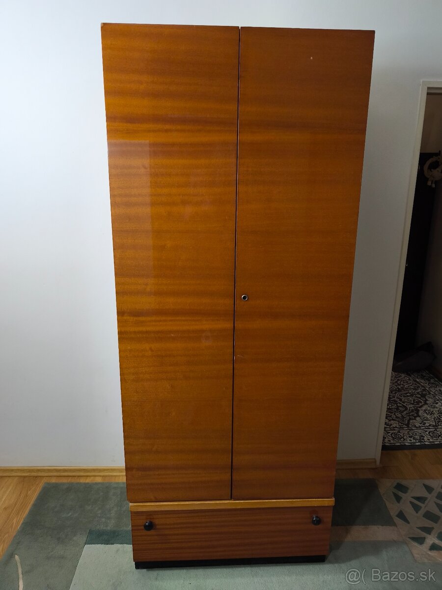 Predám peknú kvalitnú drevenú lakovanú skriňu + BONUS