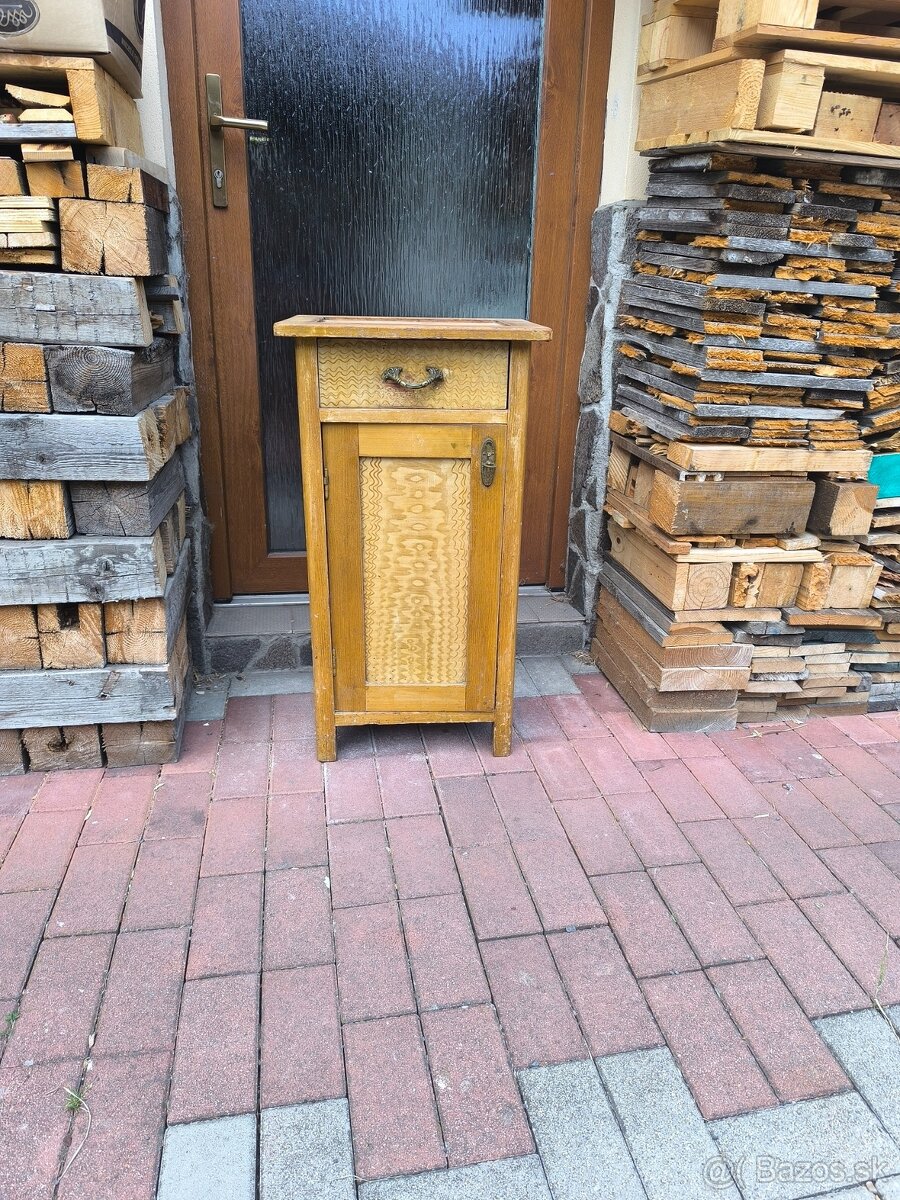 retro nočný stolík