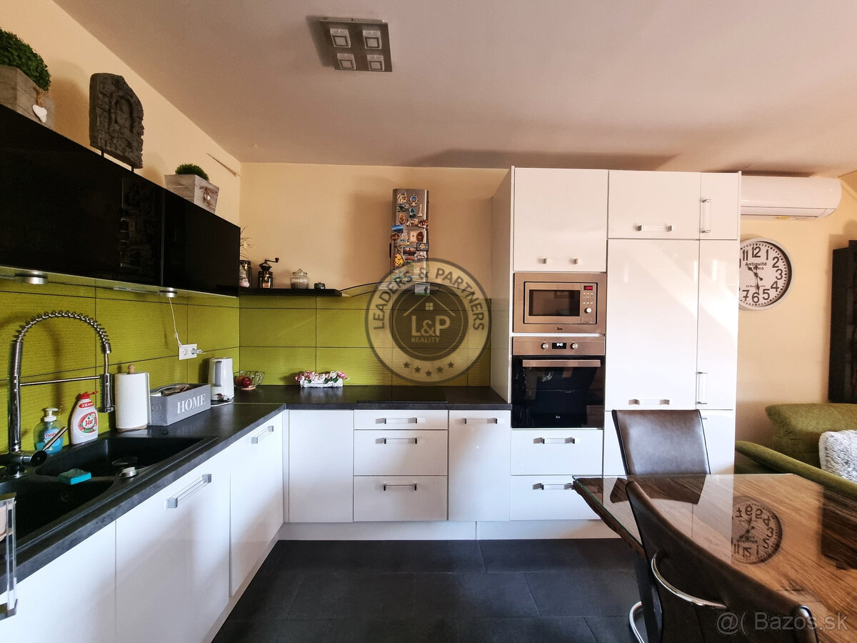 PREDAJ 3izbový 108 m2, zariadený byt s veĺkou terasou Mosonm
