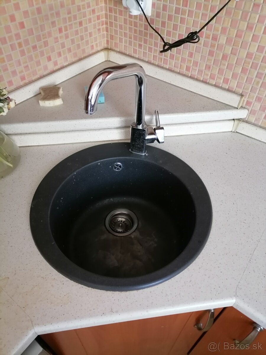 Čierny granitovy kuch, drez+bateria--35€
