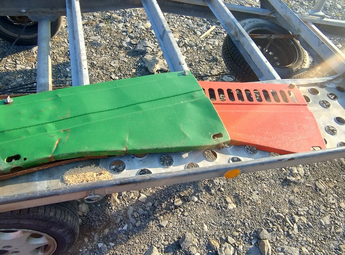 Bočny kryt Zetor 10540