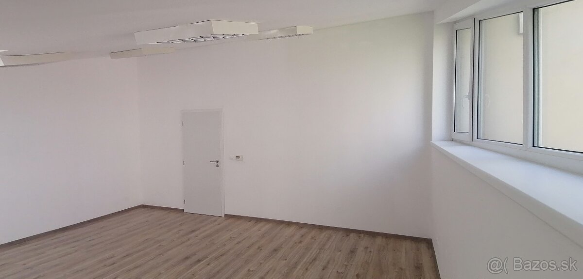 PRENÁJOM: kancelária, služby 28 m2, Námestie slobody