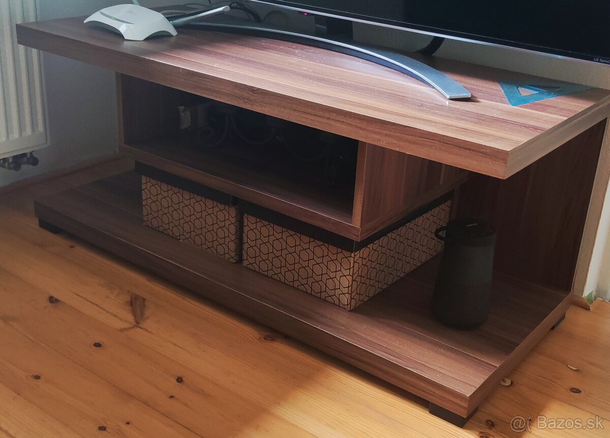 Stolík pod TV