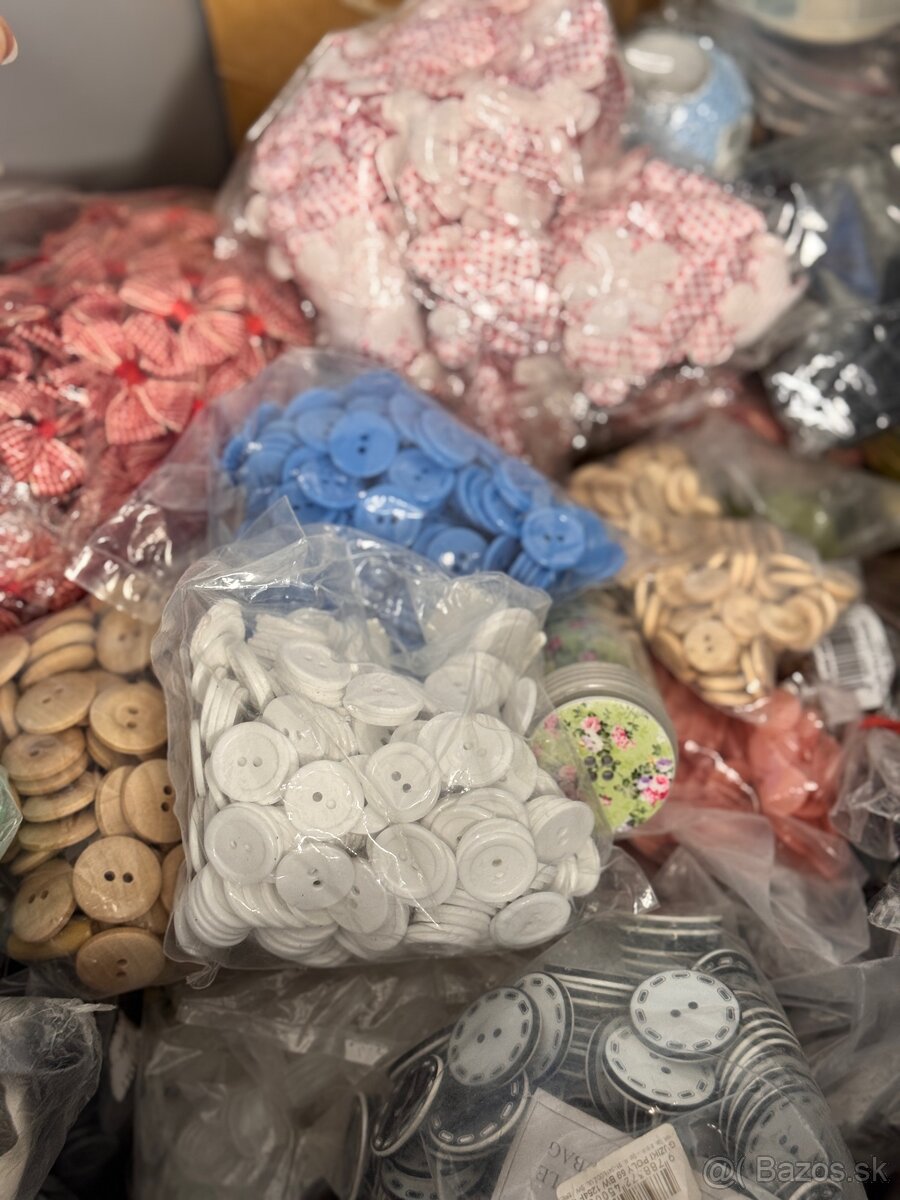 Gombíky - mix farieb, cela krabica