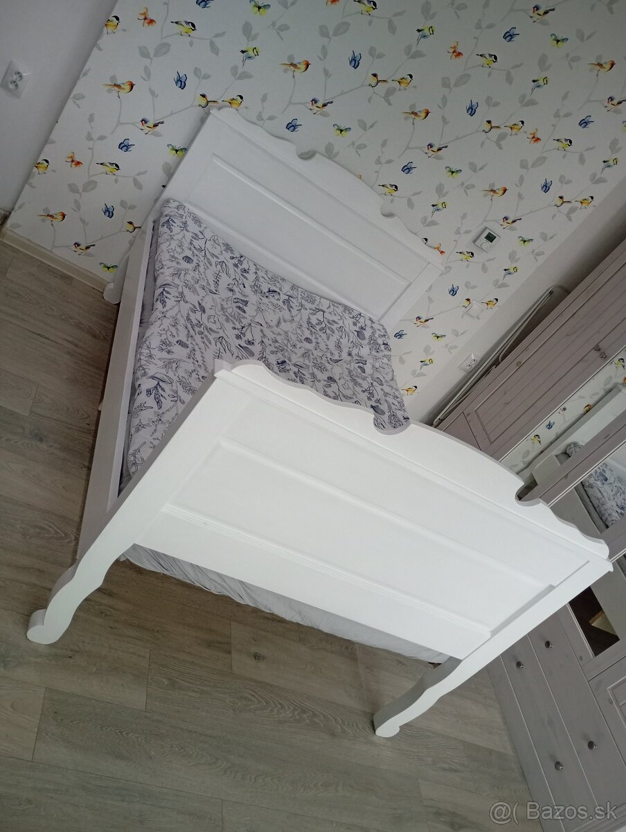 Krásna, biela retro masívna posteľ