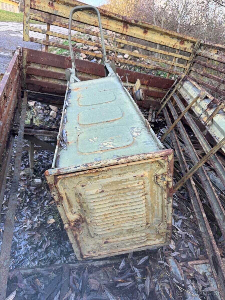 Skrinka s držiakom na Tatra 148