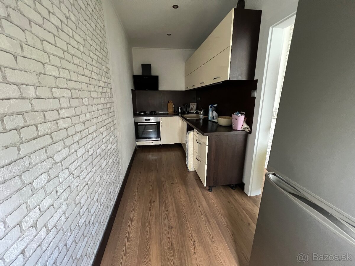 Prenájom 2,5 izbový byt Partizánske