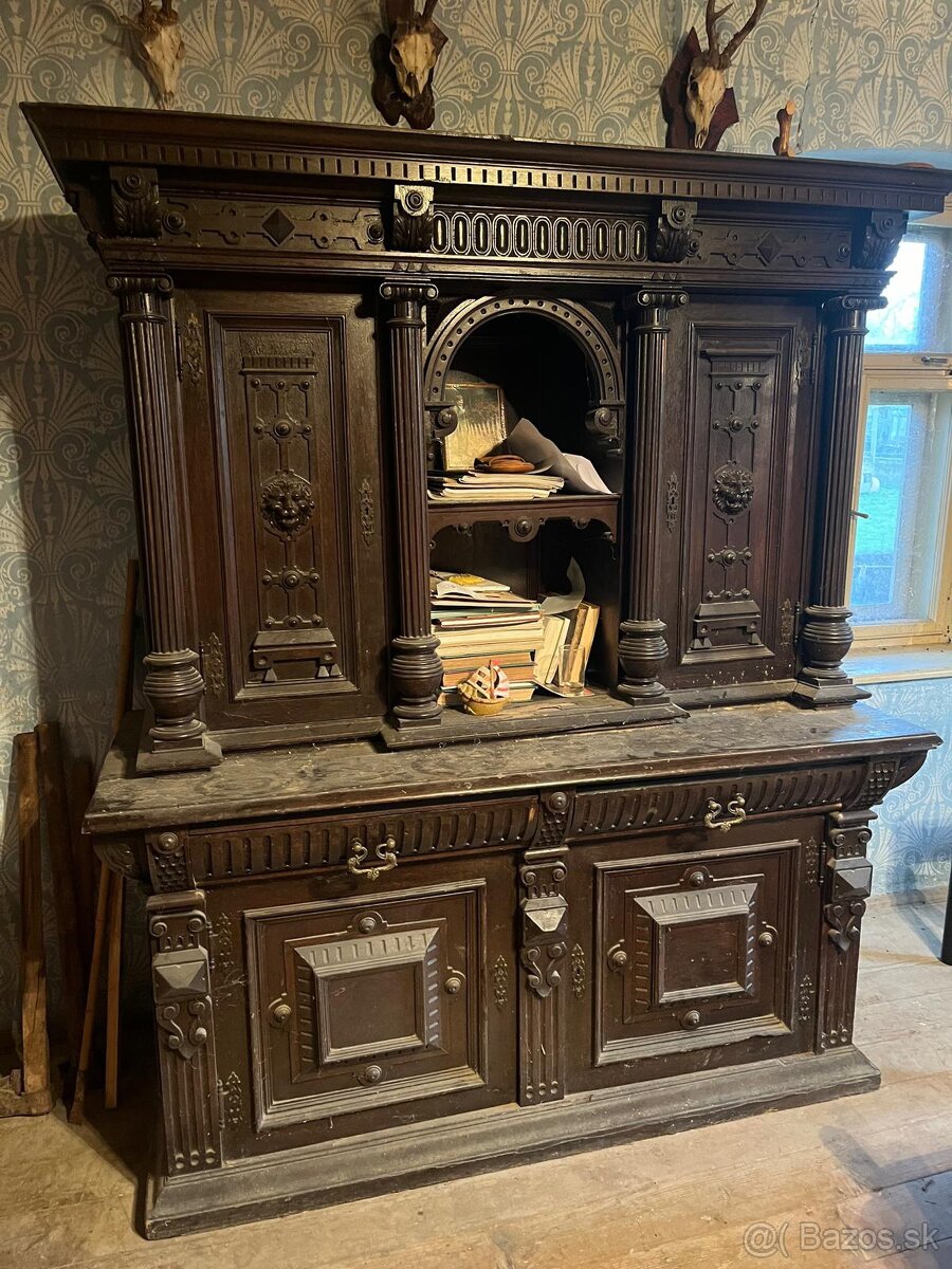 Starožitná skriňa