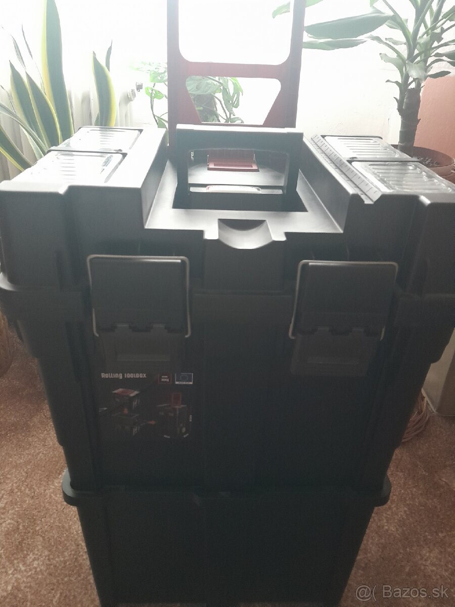 Parkside box na náradie na kolieskach.