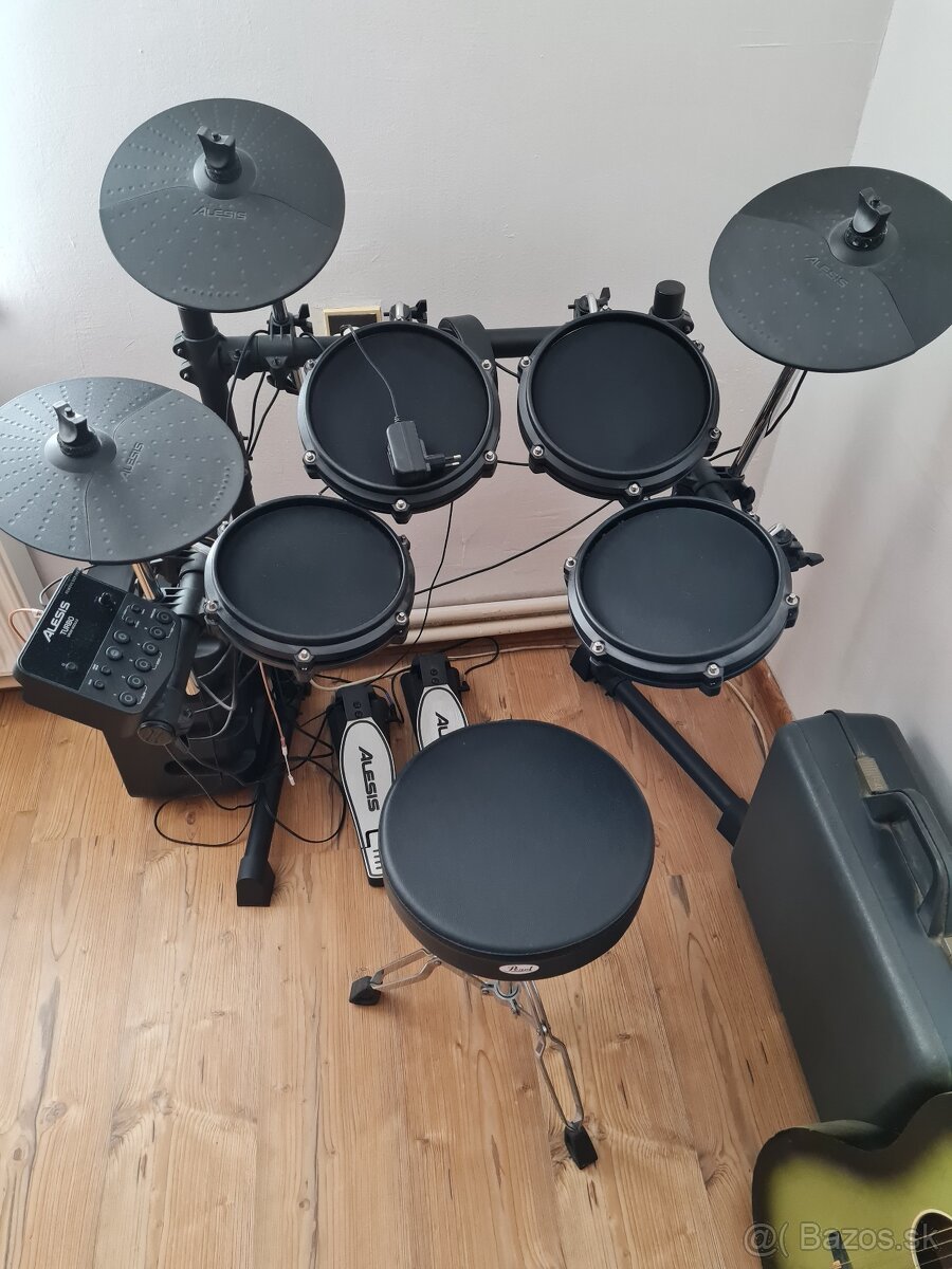 Bicie Alesis túžbou drum