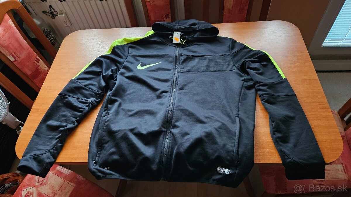 Bunda Nike a Adidas