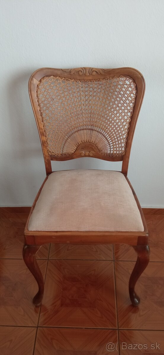 Jedálenská stolička