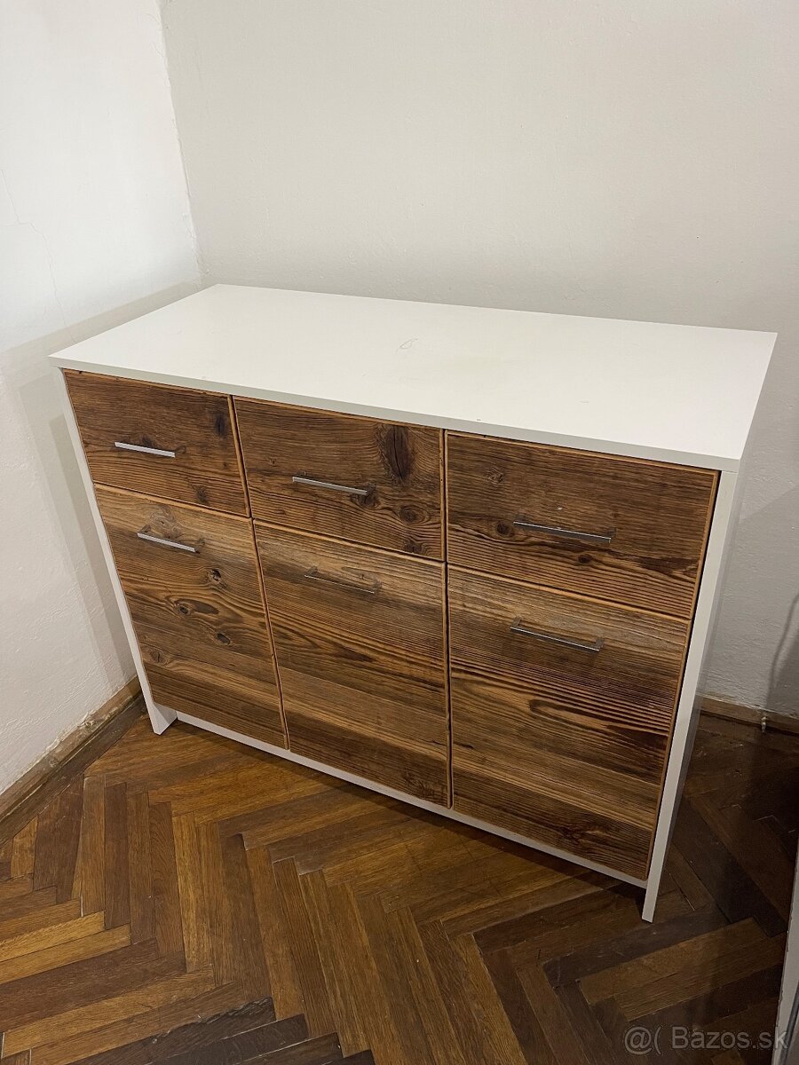 Komoda s kartáčovaným drevom