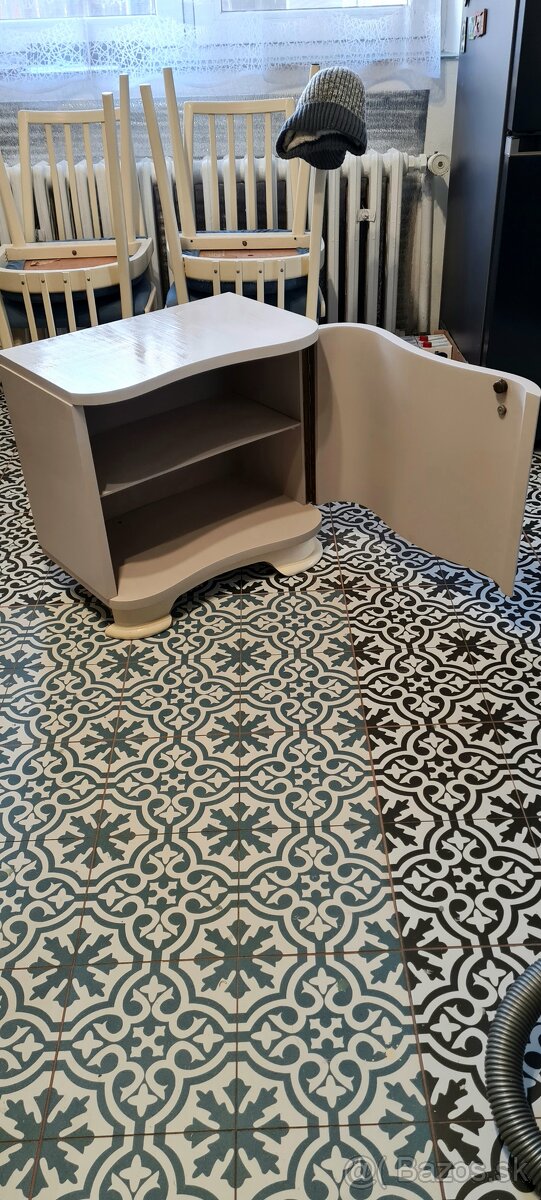 Nočný stolík. Masiv