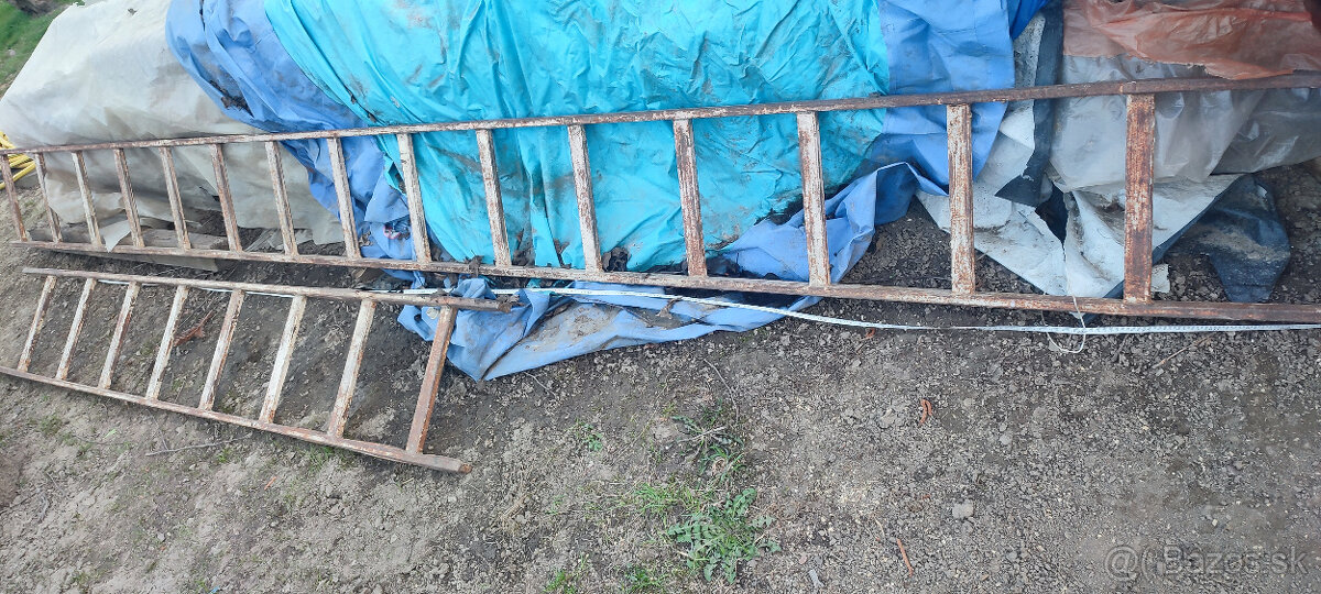 Železné rebríky o dĺžke 4,5 m a 2,5 m