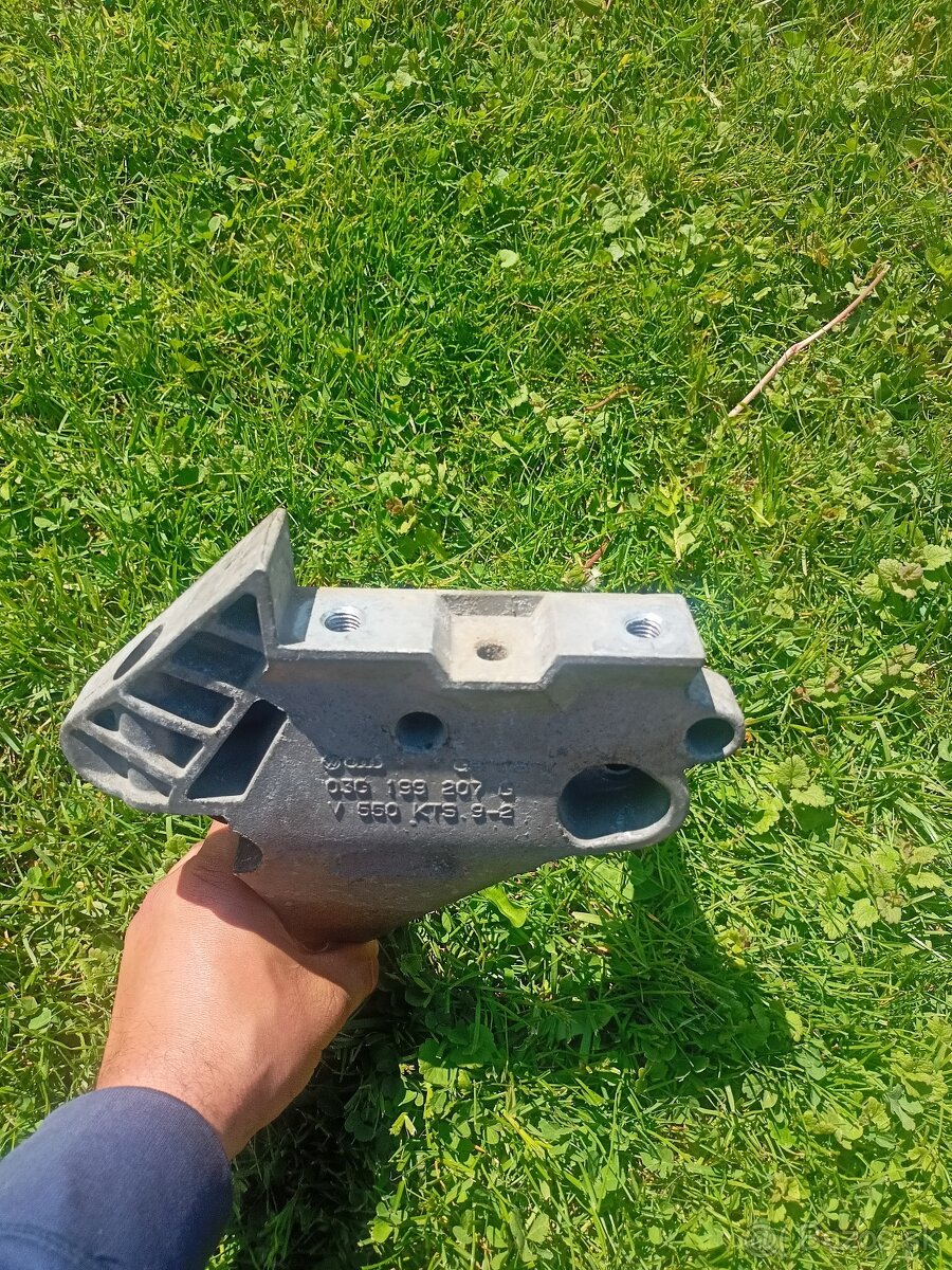 Držiak motora octavia2