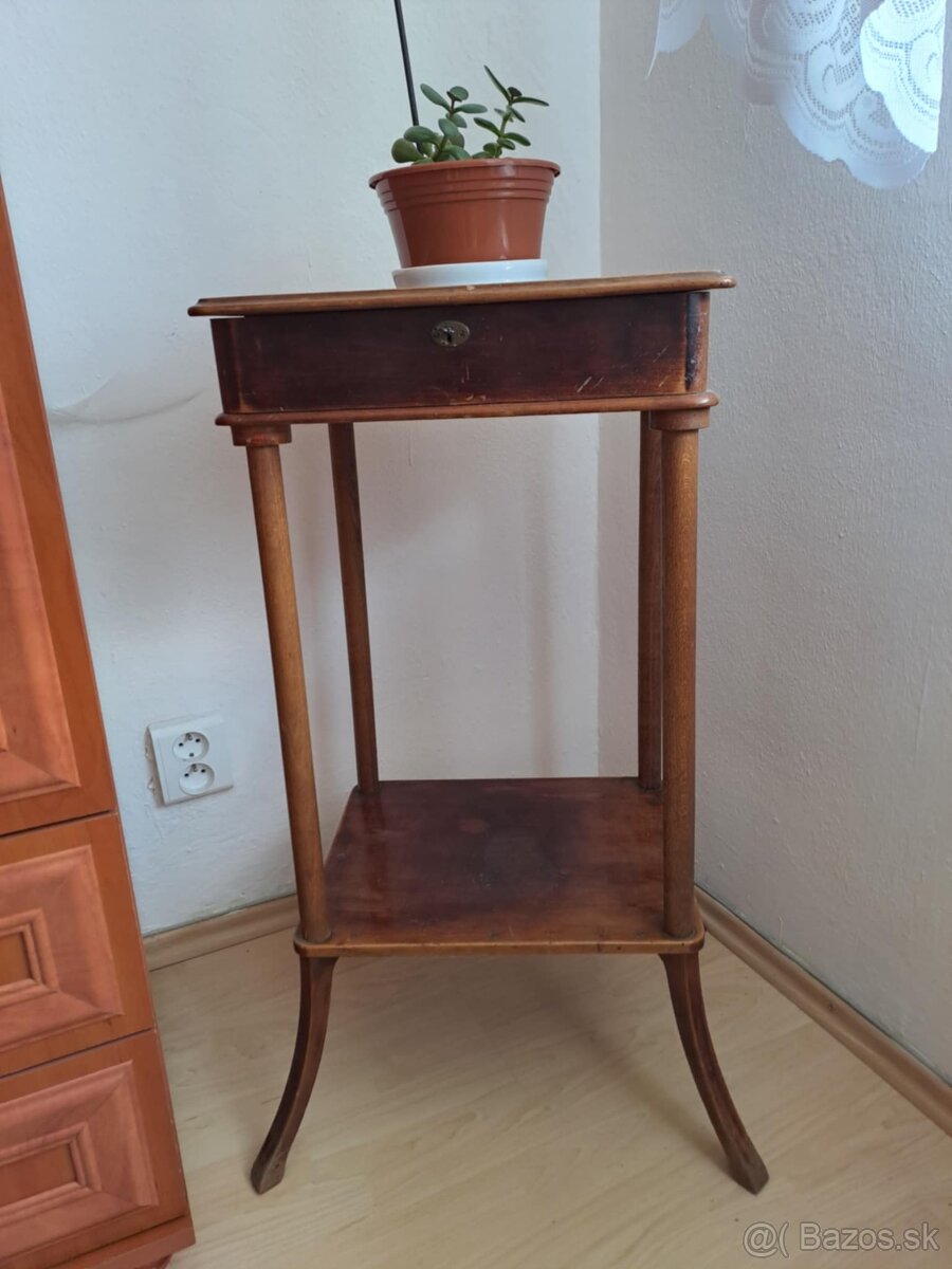 starožitny stolikk
