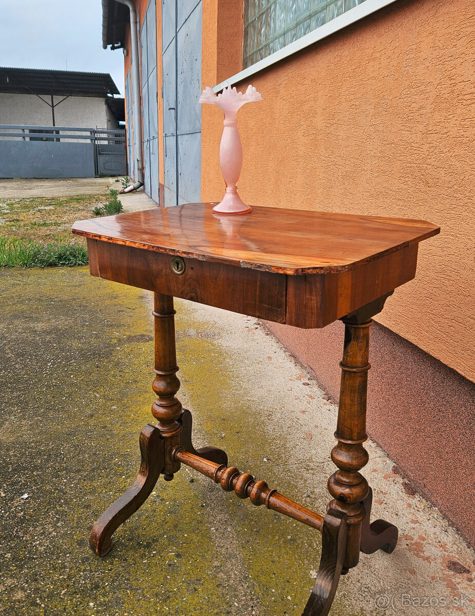 Konzolový stolík