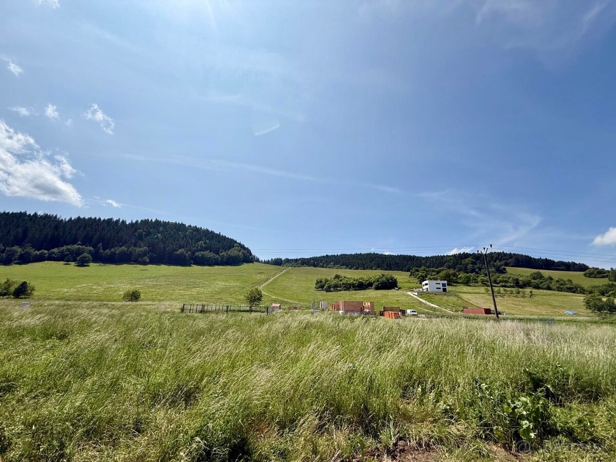 SLNEČNÝ STAVEBNÝ POZEMOK V STUPNOM S HOTOVÝM PROJEKTOM