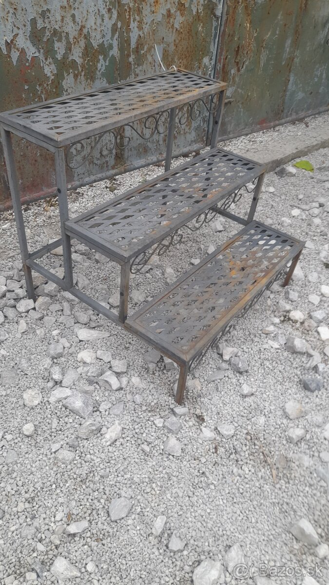 Doplnky na záhradu,kvetináče....