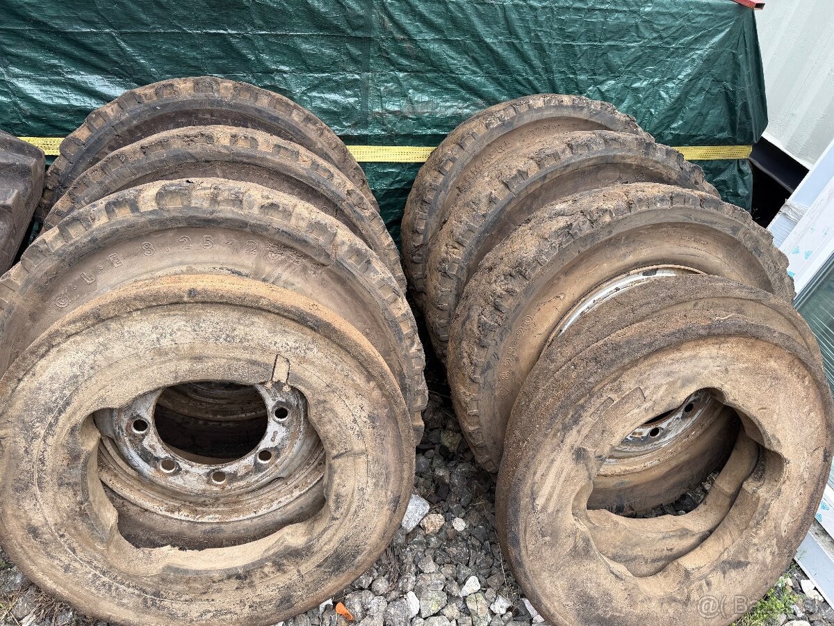 Plné kolesa na kolesový bager alebo nakladač