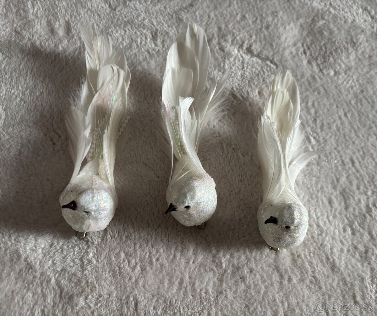Biele dekoračné vtáčiky s pierkami – trblietavé, na klipse