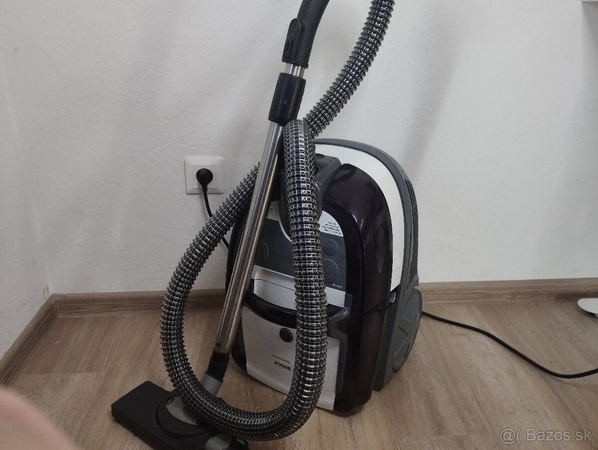 Predám vysávač Bosch BWD41720 ( mokré aj suché vysávanie)