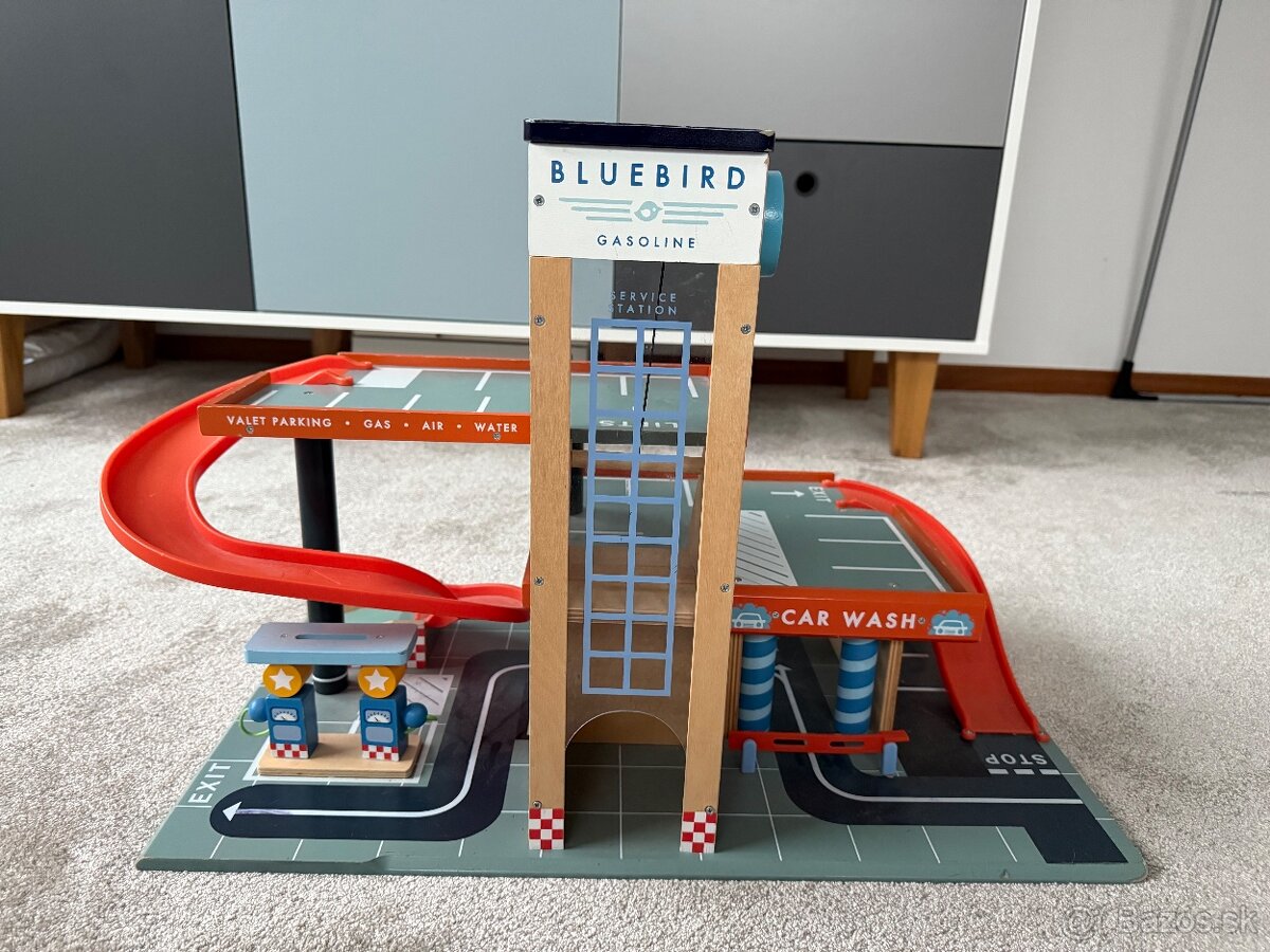 Drevená poschodová garáž