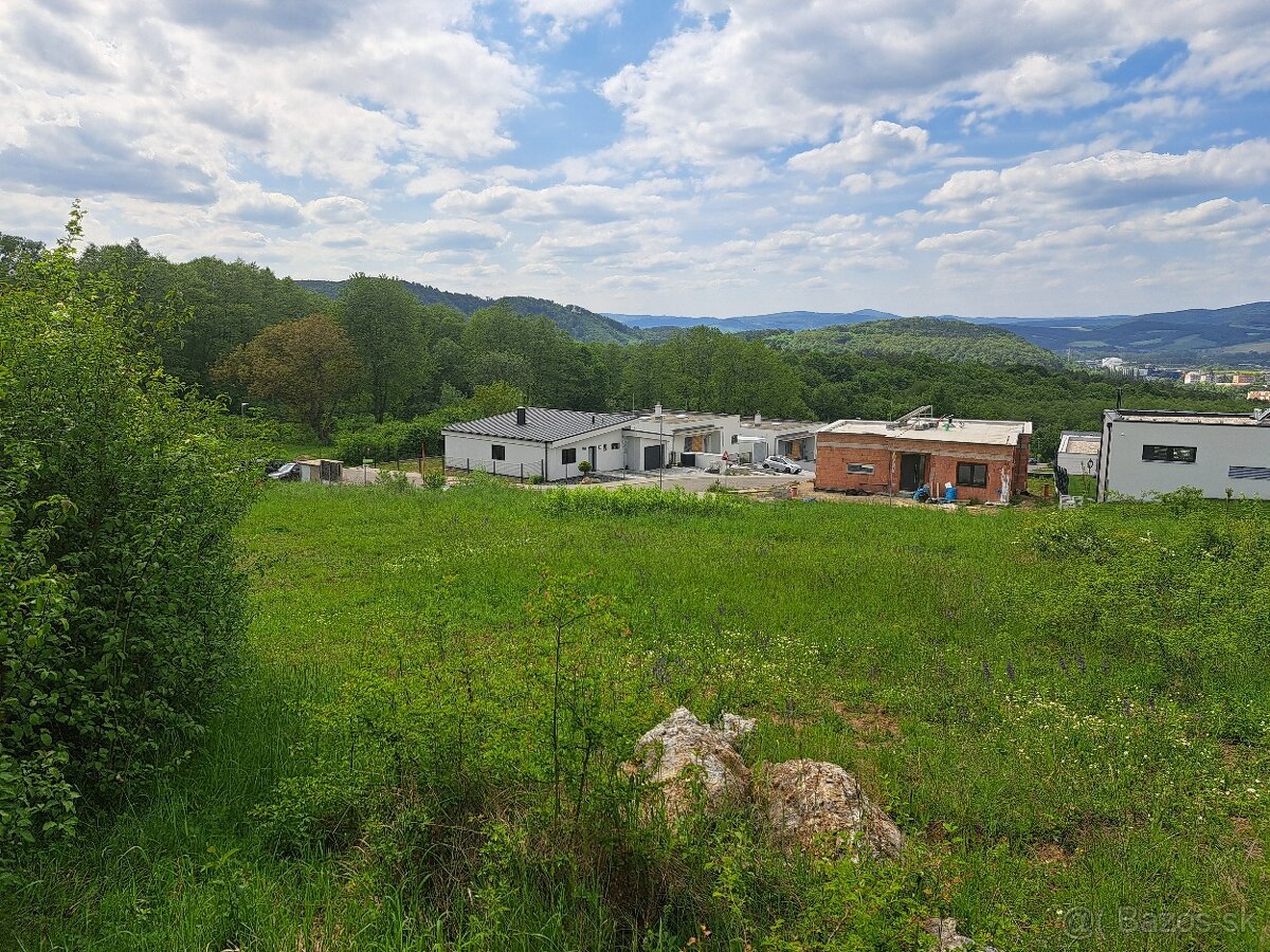 Pozemok Medové lúky 822m2 s výhľadom