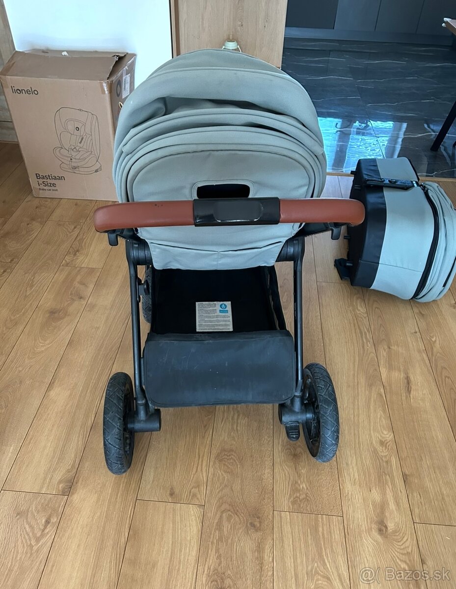 Kočiar Petite and Mars a autosedačka s isofix základňou