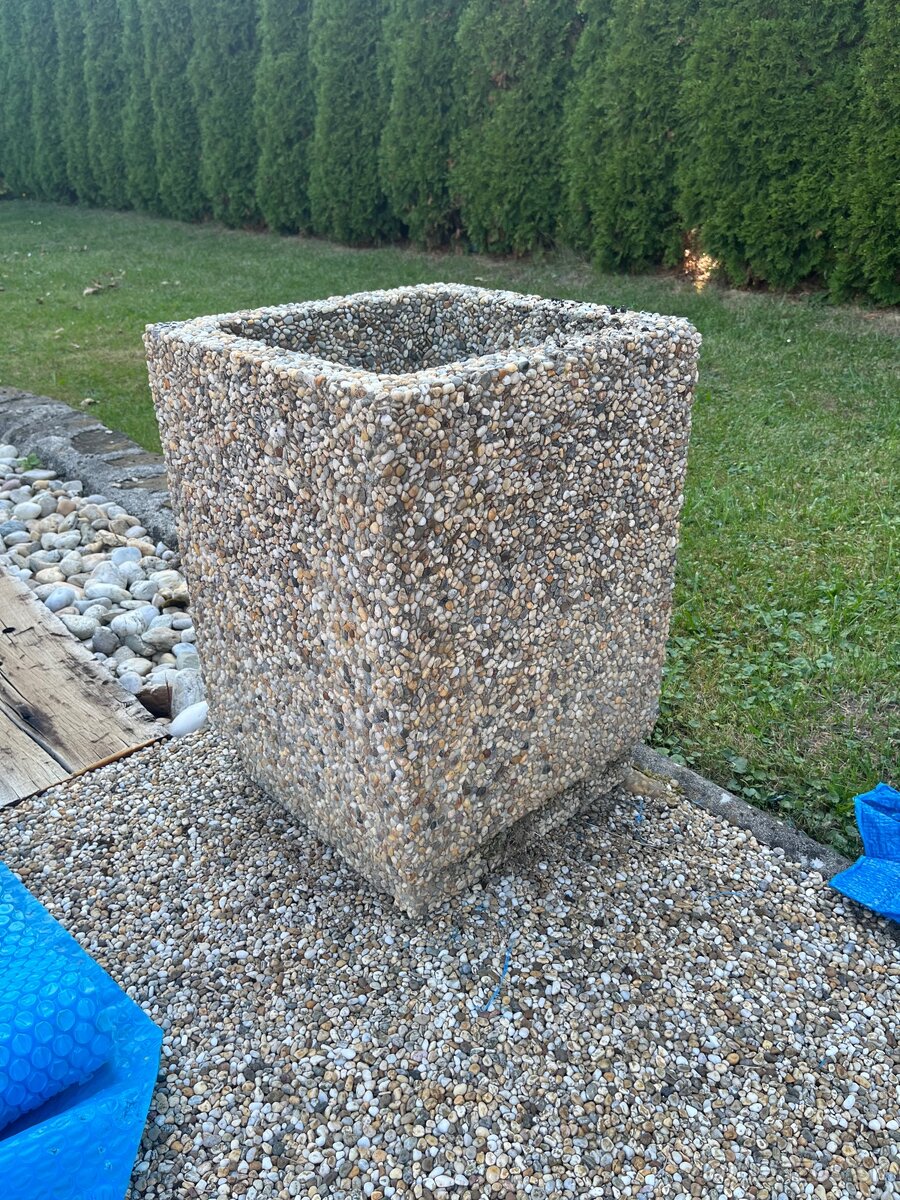 Betonovy kvetinac