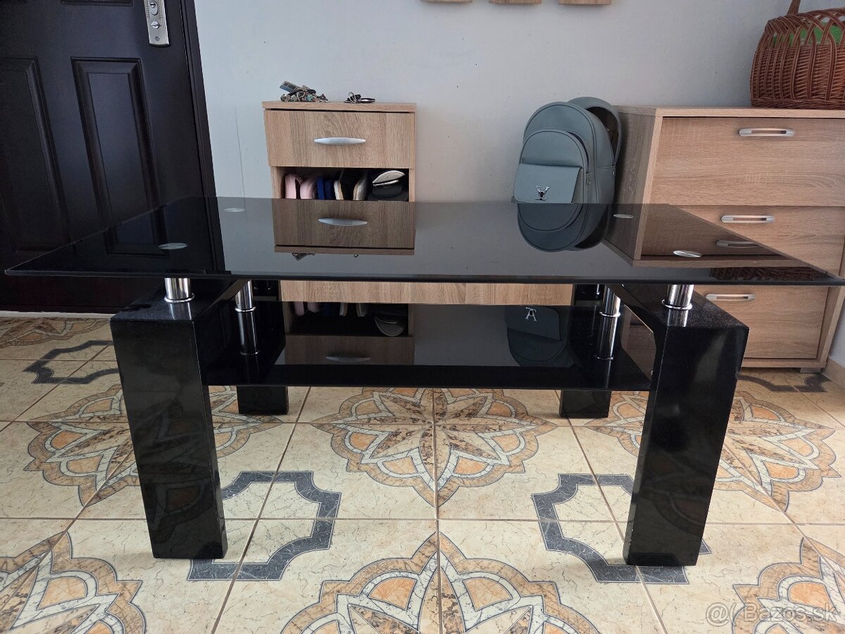 Čierny konferenčny stolík