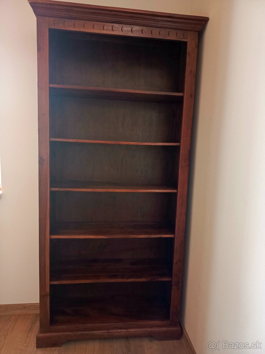 Akáciová knižnica z masivu