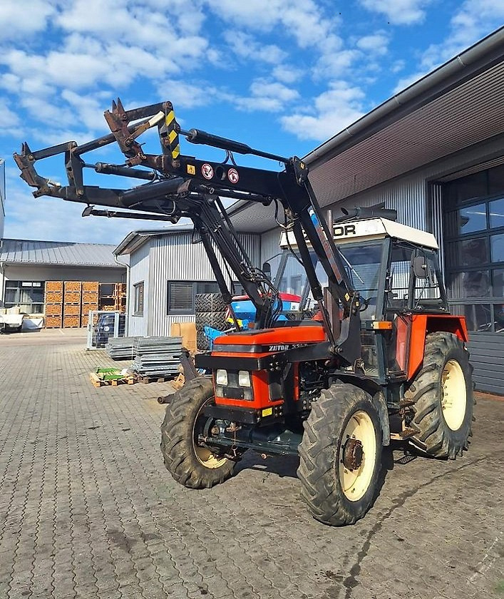 Veľký poľnohospodársky traktor s čelným nakladačom