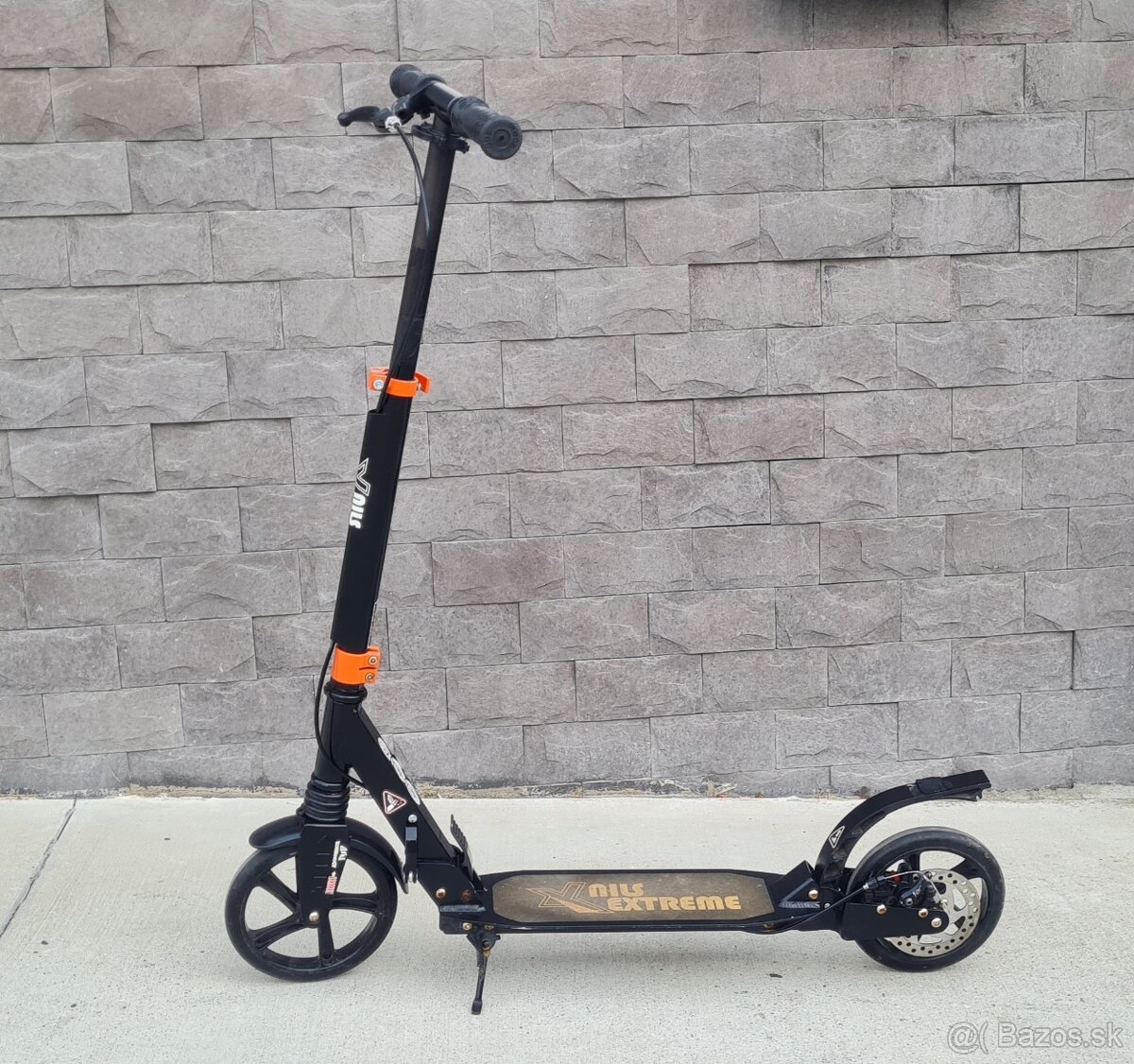 Kolobezka Nils Extreme