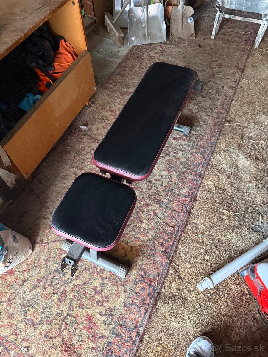 Benchpress s tyčou a závažiami