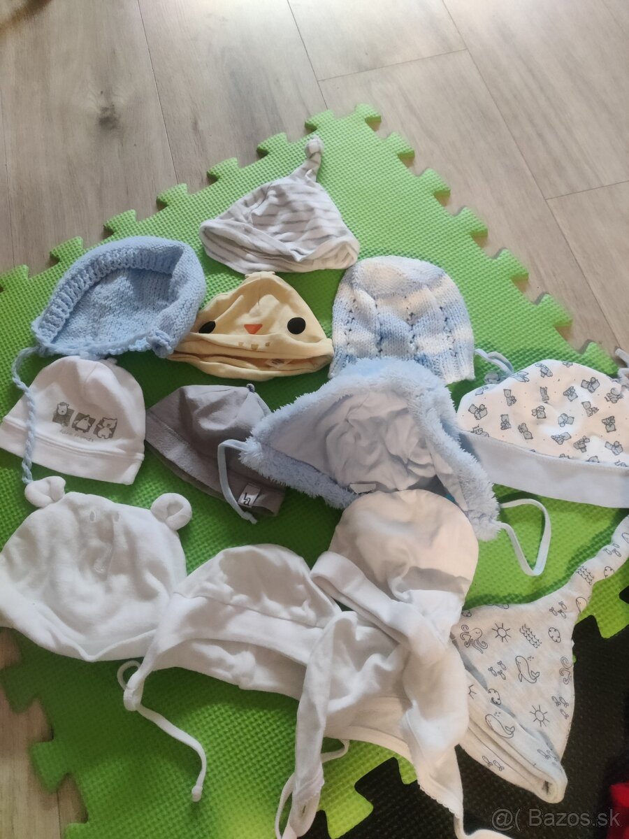Balík oblečenia čiapky chlapec