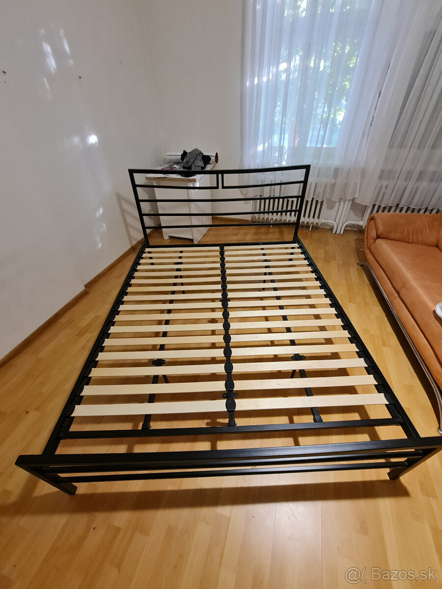 železna postel