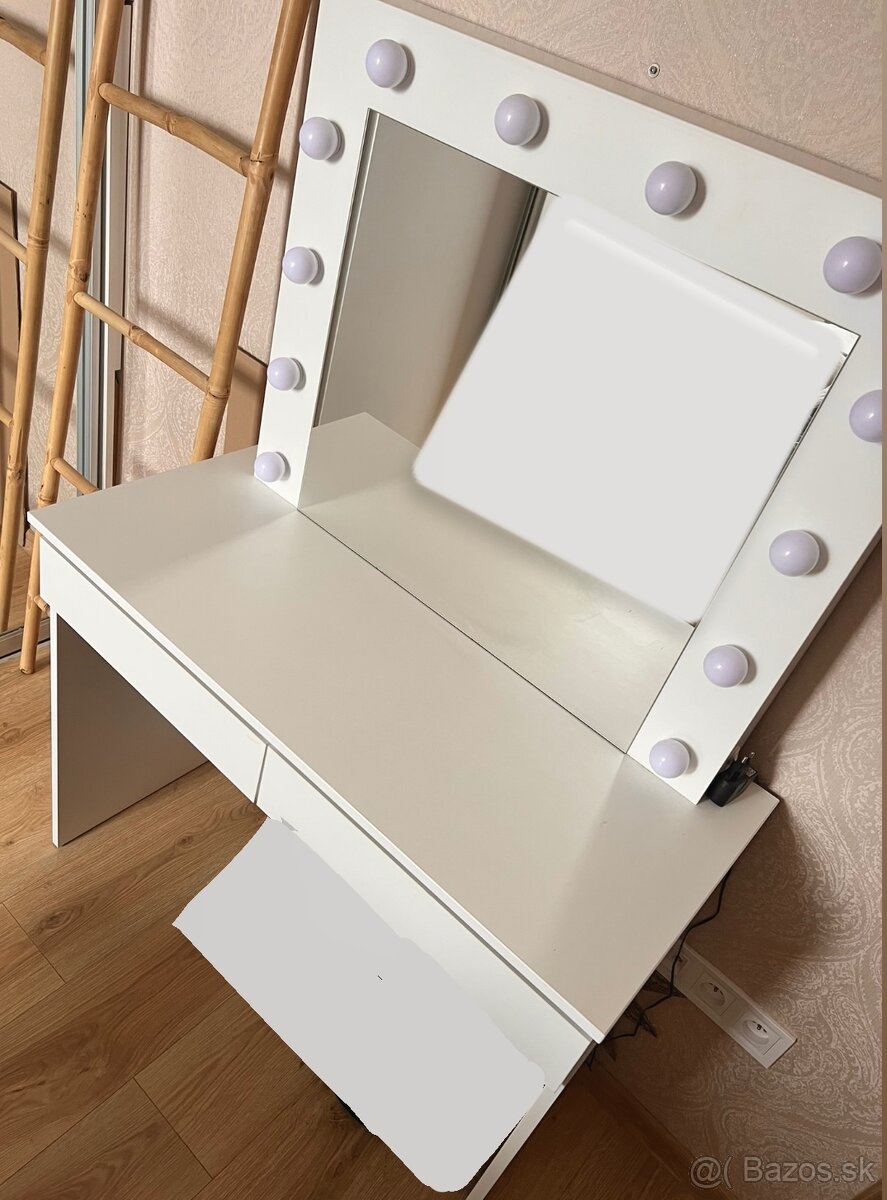 Kozmetický Make-up stolík