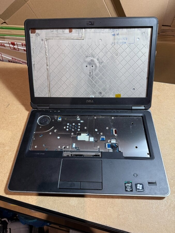 Predám na náhradné diely Dell e7440