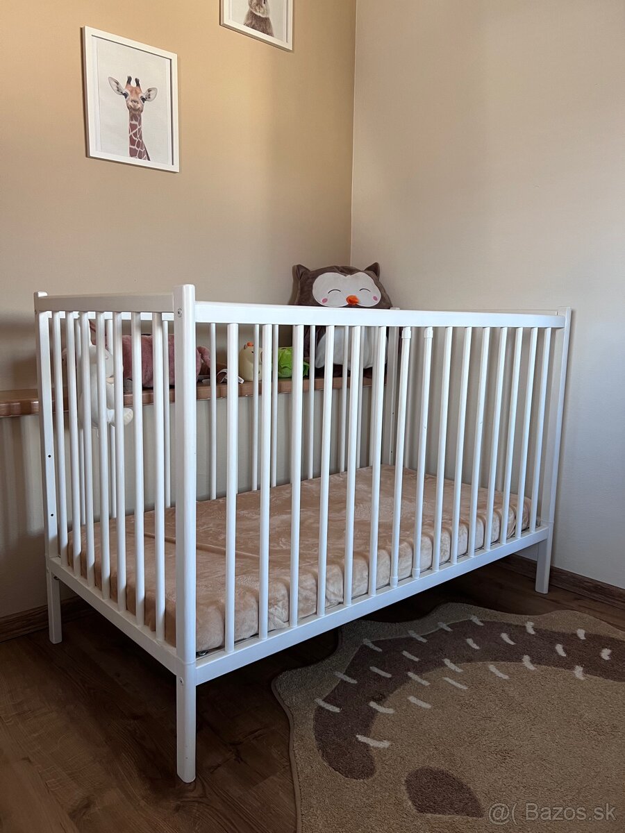 Detská drevená postieľka s matracom